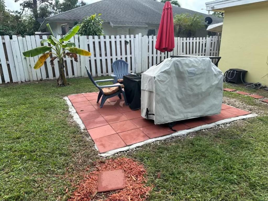 3 Bedroom House Fenced Backyard Private Patio Areas Grill Firepit Plenty Parking! Quick Access 10 Min To Beach Airport Delray West Palm Lake Worth Beach Extérieur photo